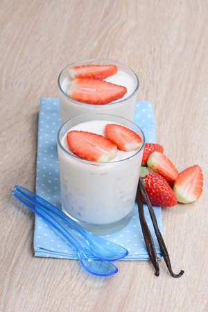 Yogurt with fresh strawberriesの写真素材