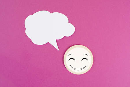 Smiling face with a speech bubble, rating, positive feedback, customer experience, having a message, talking cloud, pink colored background, copy space for textの写真素材