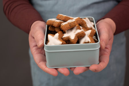 Cinnamon stars, cinnamon stars traditional German Christmas cookies in a box, gingerbread with anise spice for holidaysの写真素材