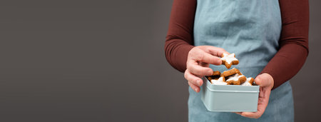 Cinnamon stars, cinnamon stars traditional German Christmas cookies in a box, gingerbread with anise spice for holidaysの写真素材