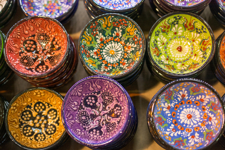 Traditional Turkish ceramic plates in bazaarの写真素材