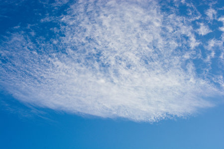 White color clouds partly cover the sky in the daytime