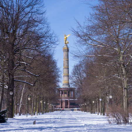 view on siegessaeule in berlin in winterの写真素材