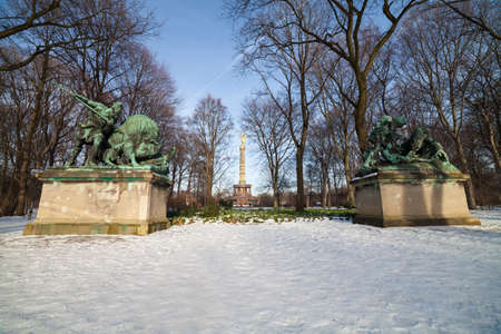 tiergarten and siegessaeule in berlin in winterの写真素材