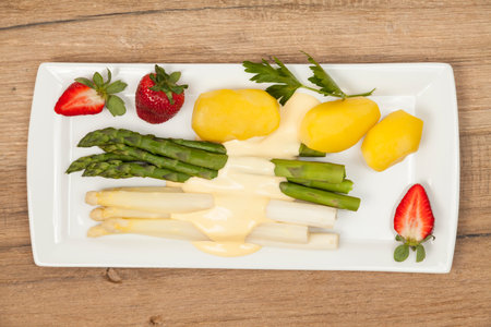 Green and white asparagus on plateの写真素材