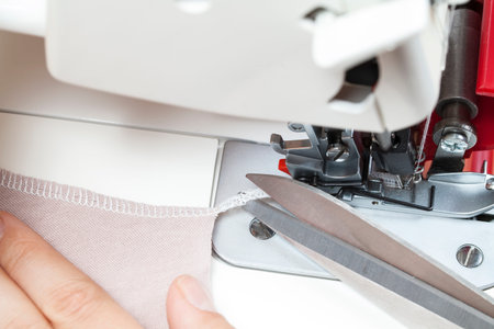 Cut the thread of an overlock sewing machine