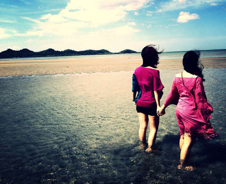 Best friends at the beach. Start of a new journey. の素材