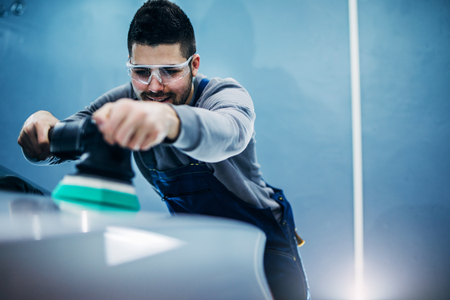Man doing a car polish with a machine.の写真素材