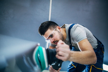 Man doing a car polish with a machine.の写真素材