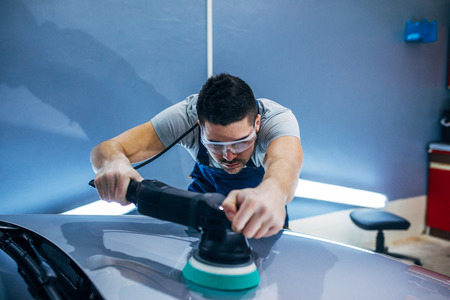Man doing a car polish with a machine.の写真素材