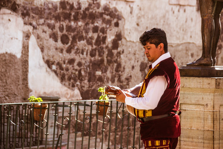 SAN MIGUEL DE ALLENDE, GUANAJUATO / MEXICO - 06 15 2017: Musicians at a traditional mexican Callejoneadaのeditorial素材