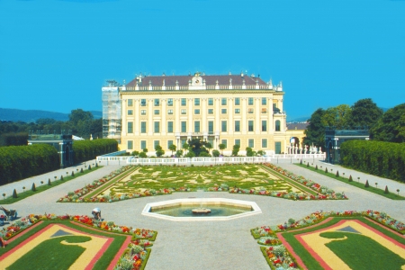 The picture shows the garden of the famous SchÃ¶nbrunn castle in Vienna のeditorial素材