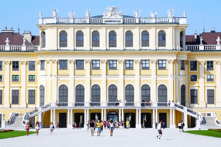 The picture shows the famous Schoenbrunn Palace in Vienna のeditorial素材