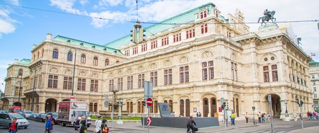The picture shows the famous Vienna Opera Houseのeditorial素材