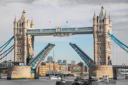 This picture shows the famous Tower Bridge in London のeditorial素材