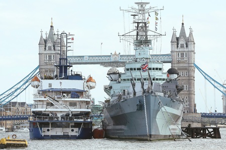 This picture shows two big ships and the famous Tower bridge のeditorial素材