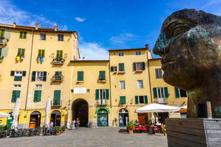 Lucca, Tuscany Italy - 09.15.2017: amphitheatre square with the Igor Mitoraj old big head sculptureのeditorial素材