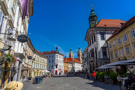 09.08.2021: Ljubljana, Slovenia: Ljubljana old town center with robba fountain and peopleのeditorial素材