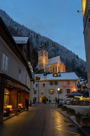 12.10.2022 - Hallstatt, Austria - Illuminated Christmas market on the main square of Hallstattのeditorial素材