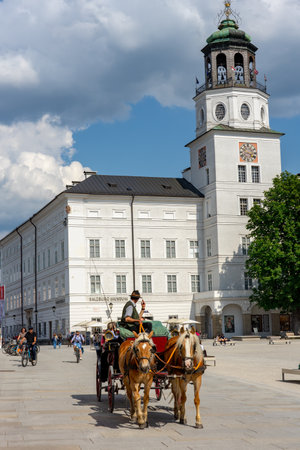 Salzburg, Austria - 06.01.2023: traditional sightseeing horse driven carriage with tourists ion the Residenzplatz of Salzburgのeditorial素材
