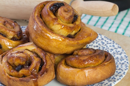 A Freshly baked plate of fruity Chelsea bunsの写真素材