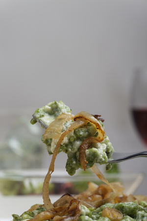 bavarian spinach pasta with onionsの写真素材