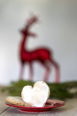 gingerbread heart a christmas cookie on woodの写真素材