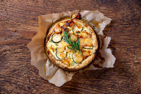 fresh french quiche on woodの写真素材