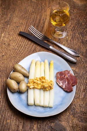 white asparagus on a blue plateの写真素材