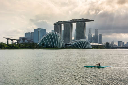 Lots of people in Singapore use their spare time to train in different kind of sports, like canoeing in the city lagunaのeditorial素材