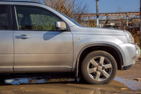 The SUV with dirty wheels and splodgy dirt a car.