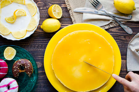 Homemade lemon cheesecake, very simple delicious cake, on a wooden backgroundの写真素材
