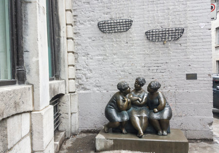 Fat Ladies Talking Statue in Montreal, Canada.  Les chichoteuses bronze statue is exhibited on Rue Saint Paul.のeditorial素材
