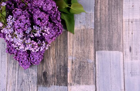 Lilac flower frame top view stock images. Beautiful blooming lilac flower border stock images. Bouquet of lilacs on the table images. Spring purple flowers on a wooden backgroundの写真素材