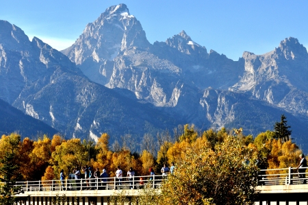 Tourists gather beneath snow-capped mountains のeditorial素材