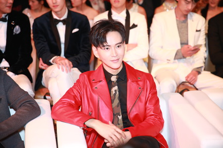Man sitting down at the SOHU Fashion Awardsのeditorial素材