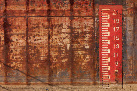 Water level measurement scale on a metal partの写真素材