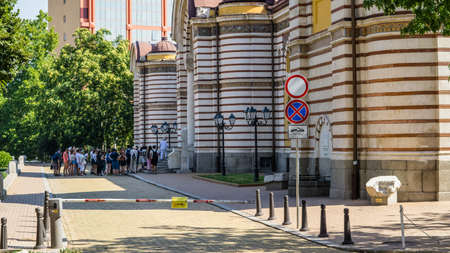A group of tourists in front of the former Central Mineral Bath of Sofia and the current Museum for the History of Sofia. Bulgariaのeditorial素材