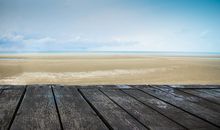 Wood table on the beach
の写真素材