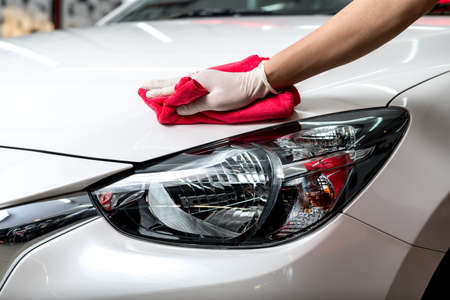 Car polishing series : Worker cleaning white carの販売画像