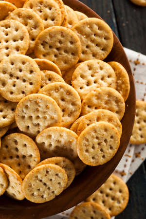 Whole Grain Wheat Round Crackers in a Bowlの写真素材