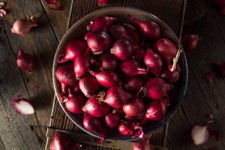 Organic Red Pearl Onions in a Bowlの写真素材