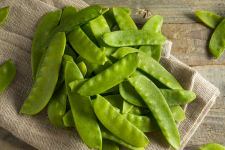 Raw Green Organic Snow Peas Ready to Eatの写真素材