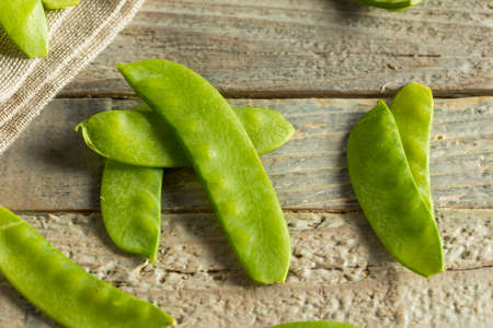 Raw Green Organic Snow Peas Ready to Eatの写真素材