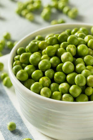 Raw Green Organic English Peas in a Bowlの写真素材
