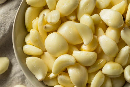 Raw Organic Peel Garlic Cloves for Cookingの写真素材