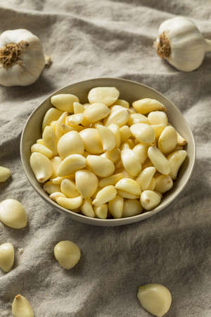 Raw Organic Peel Garlic Cloves for Cookingの写真素材