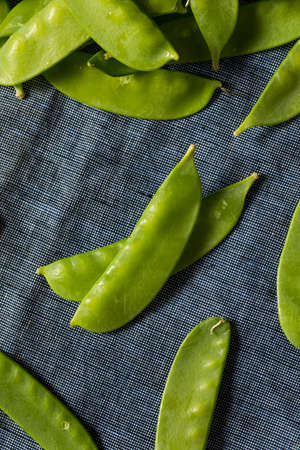 Raw Green Organic Snow Peas in a Heapの写真素材