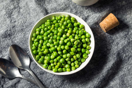 Raw Green Organic Sweet Peas in a Bowlの写真素材