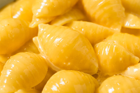 Warm Homemade Macaroni and Cheese Pasta Shells in a Bowlの写真素材